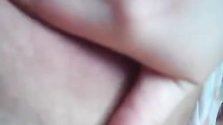 Bionda si filma mentre si masturba