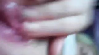 Bionda si filma mentre si masturba