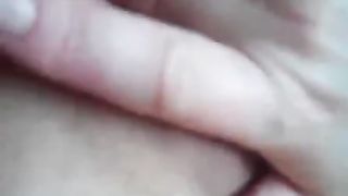 Bionda si filma mentre si masturba