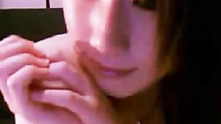 Affascinante cinese mostra la sua figa pelosa in cam