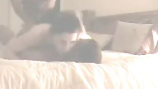 Moglie milf fa per la prima volta sesso a tre