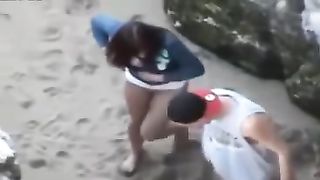 Studente scopa la sua ragazza sulla spiaggia