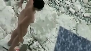 Brunetta italiana sesso in spiaggia con amico