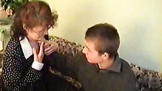 Anteprima del video: Vecchia megera russa soddisfa cazzo giovane