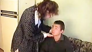 Vecchia megera russa soddisfa cazzo giovane