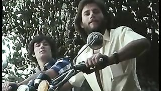 Motociclisti arrapati scopano due donne mentre guidano