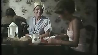 Motociclisti arrapati scopano due donne mentre guidano