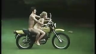 Motociclisti arrapati scopano due donne mentre guidano