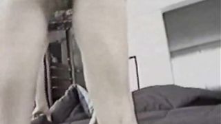 Mia cognata esibisce la figa mentre fa il letto