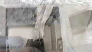 Mia cognata esibisce la figa mentre fa il letto