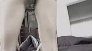 Mia cognata esibisce la figa mentre fa il letto