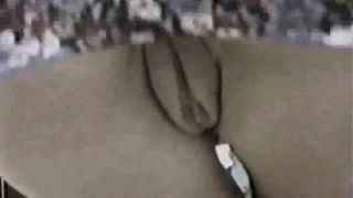 Mia cognata esibisce la figa mentre fa il letto