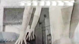 Mia cognata esibisce la figa mentre fa il letto