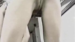 Mia cognata esibisce la figa mentre fa il letto