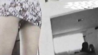 Mia cognata esibisce la figa mentre fa il letto