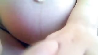 Attraente femmina incinta con grosse tette dai capezzoli scuri