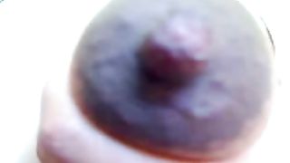 Attraente femmina incinta con grosse tette dai capezzoli scuri