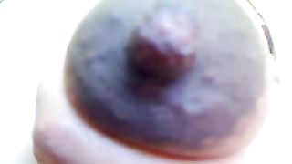 Attraente femmina incinta con grosse tette dai capezzoli scuri