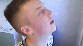 Vecchia russa seduce il mio amico ubriaco in cucina