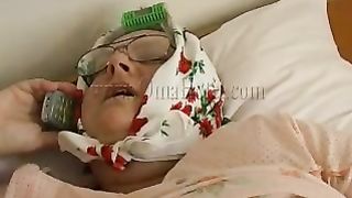 Nonna cicciona con gli occhiali si masturba