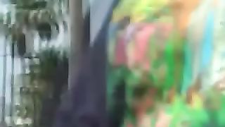 Matura bionda amatoriale si strofina la figa in pubblico