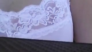 Matura bionda amatoriale si strofina la figa in pubblico