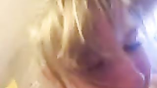 Diciottenni ubriache si trasformano in lesbiche