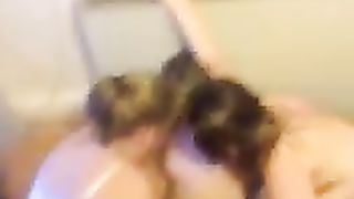 Diciottenni ubriache si trasformano in lesbiche