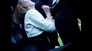 Bionda matura a cosce aperte succhia cazzo in auto