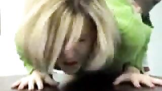 Giovane segretaria ama il sesso a pecorina