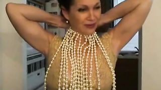 Donna matura si masturba