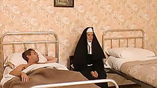 Anteprima del video: Suore in Calore - film porno italiano