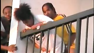 Il mio vicino di casa nero scopa la sua ragazza davanti a tutti