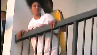 Il mio vicino di casa nero scopa la sua ragazza davanti a tutti