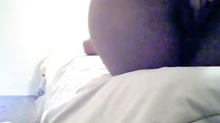 Mamma nera geme mentre si masturba in cam