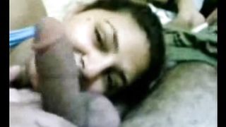 Bella indiana amatoriale succhia cazzo e coglioni