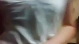 Bella ragazza bruna mostra la folta figa in cam