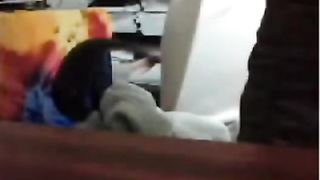 Bella ragazza bruna mostra la folta figa in cam