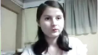 Bella ragazza bruna mostra la folta figa in cam