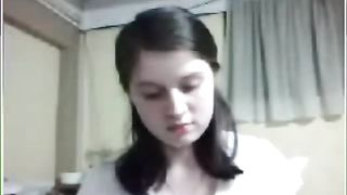 Bella ragazza bruna mostra la folta figa in cam