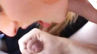 Escort bionda succhia in auto