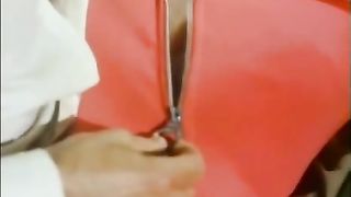 Uomo con baffi mangia la fica