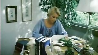 Uomo con baffi mangia la fica