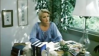 Uomo con baffi mangia la fica