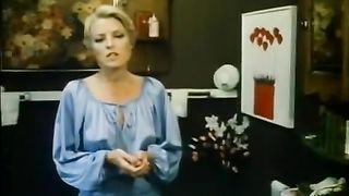 Uomo con baffi mangia la fica