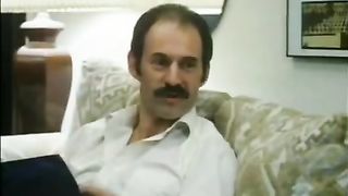 Uomo con baffi mangia la fica