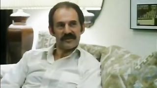 Uomo con baffi mangia la fica