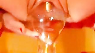 Caraffa del vino nella fica di mia moglie