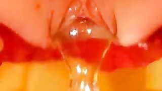 Caraffa del vino nella fica di mia moglie