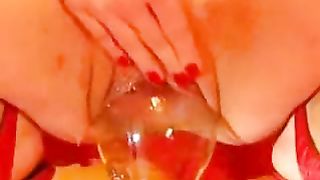 Caraffa del vino nella fica di mia moglie